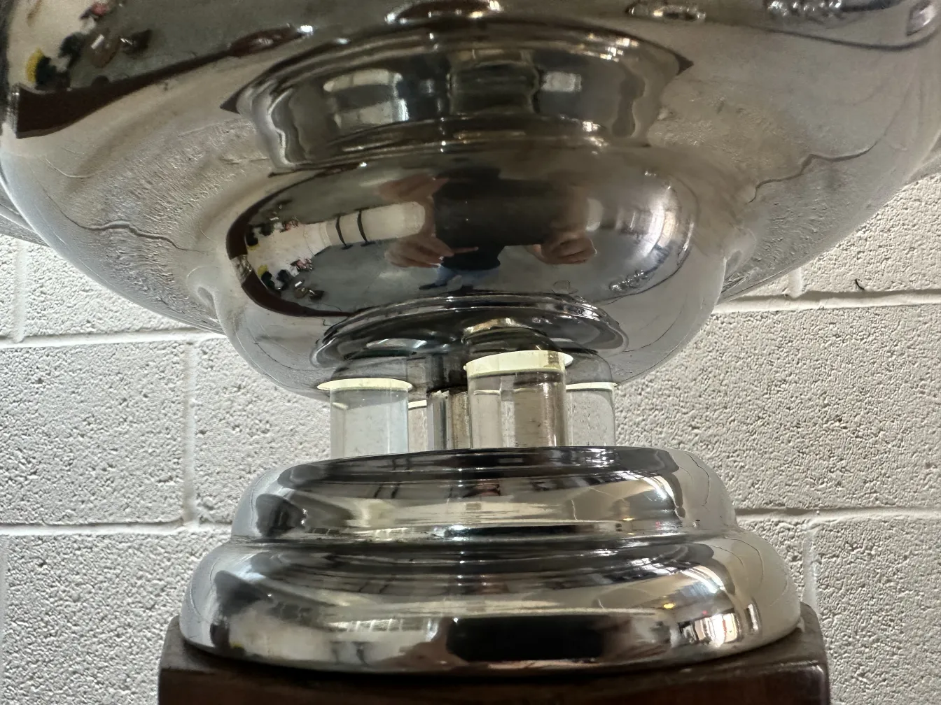 مصباحان أرضيان عتيقان بقاعدة معدنية لامعة في بيئة محايدة