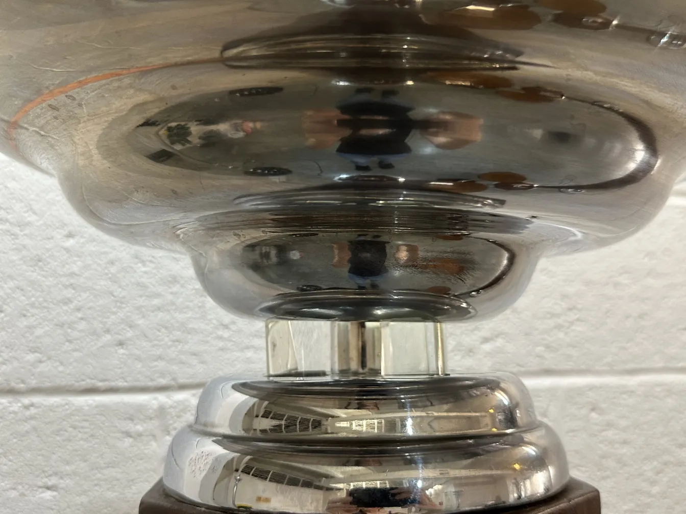 deux lampadaires anciens avec un design élégant