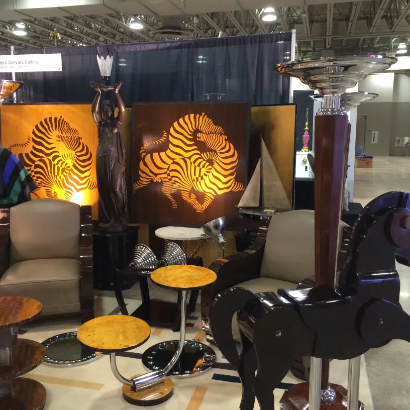 दो प्राचीन फ़्लोर लैंप एक कोने में बैठने की जगह और टेबल के साथ