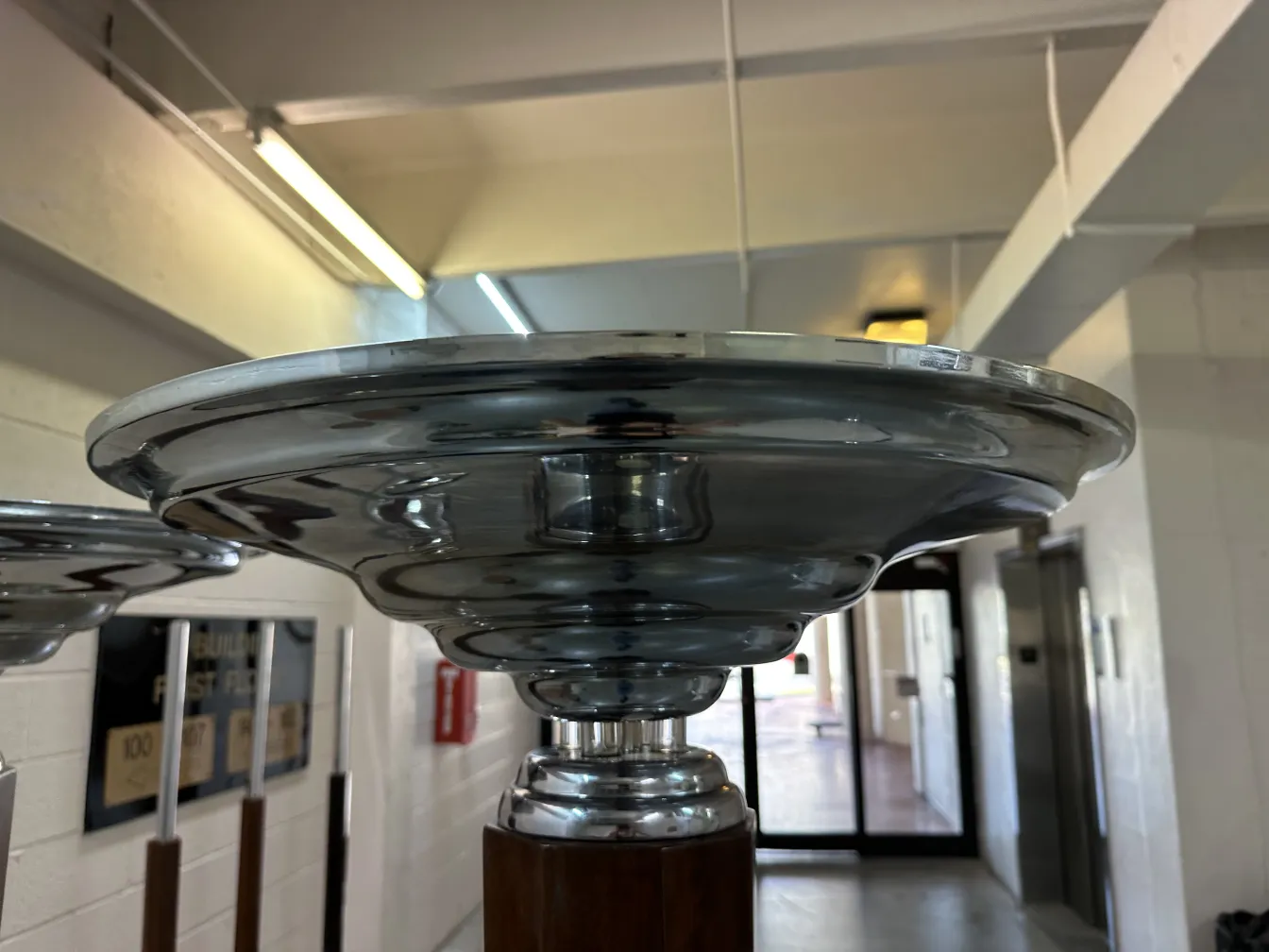 vista de duas lampadas de piso antigas em um ambiente moderno