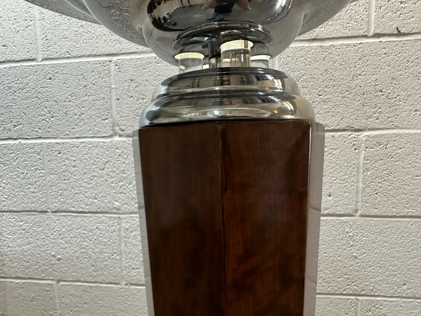 दो प्राचीन फ़्लोर लैंप क्लासिक डिज़ाइन, आरामदायक वातावरण