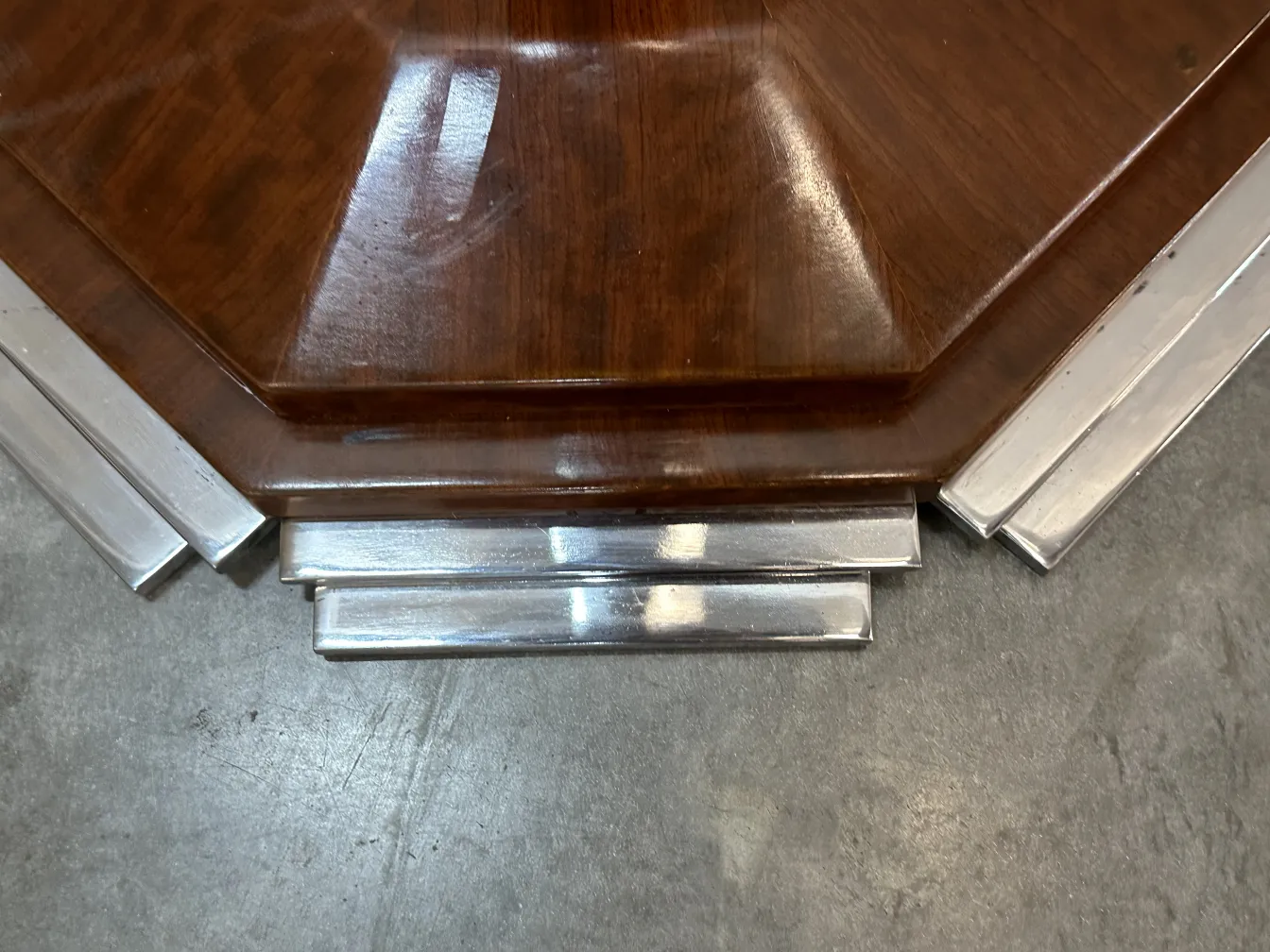 Duas lâmpadas de piso antigas com design elegante em ambiente clássico