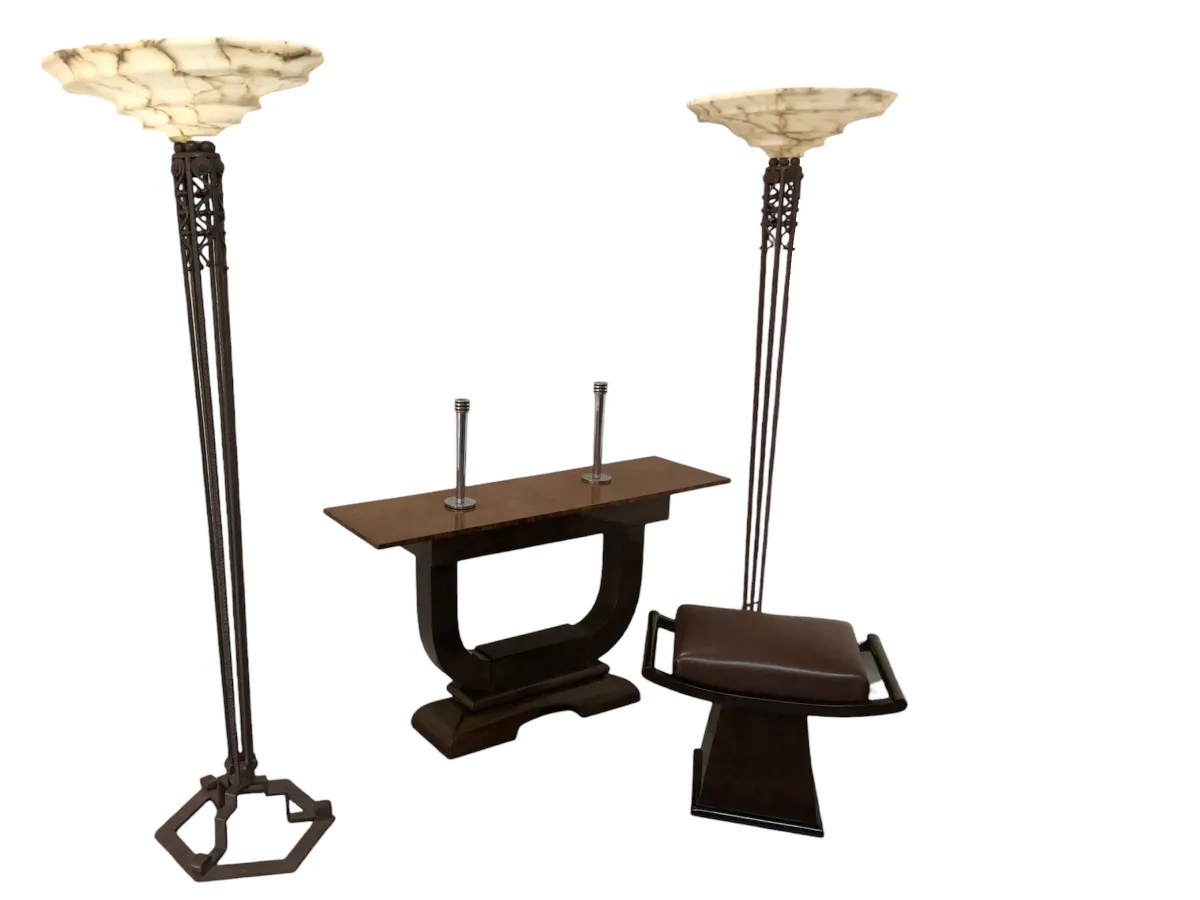 Set di 2 lampade da terra antiche in un ambiente elegante.