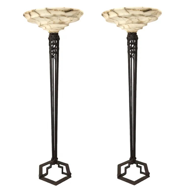 dos lámparas de pie antiguas con bases delicadas y pantallas elegantes, ideales para salas de estar.