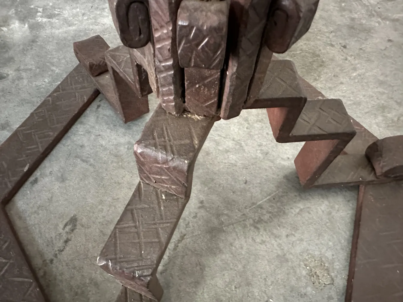 deux lampadaires antiques avec un design décoratif