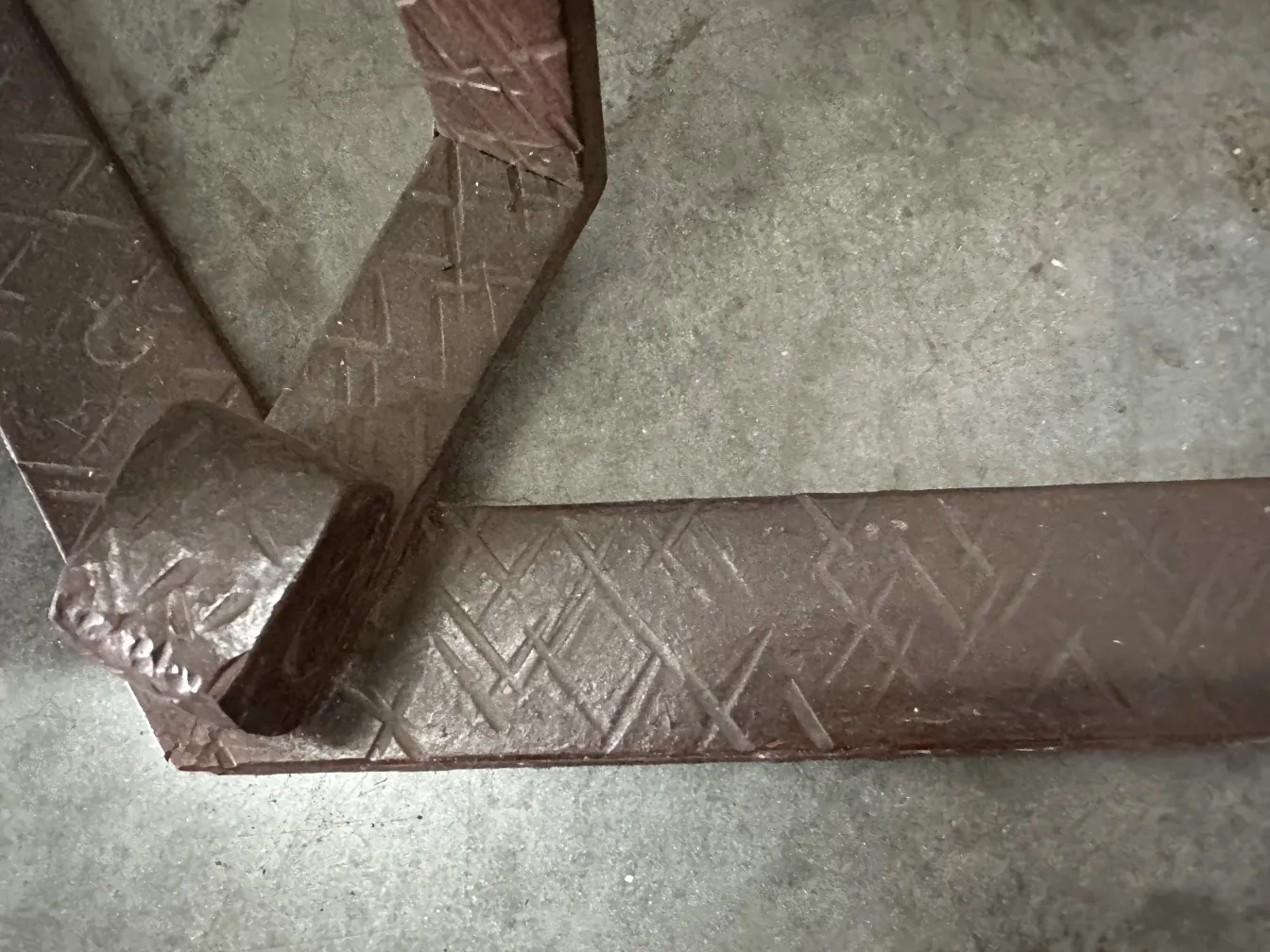 Ensemble de deux lampadaires anciens décoratifs dans un cadre neutre