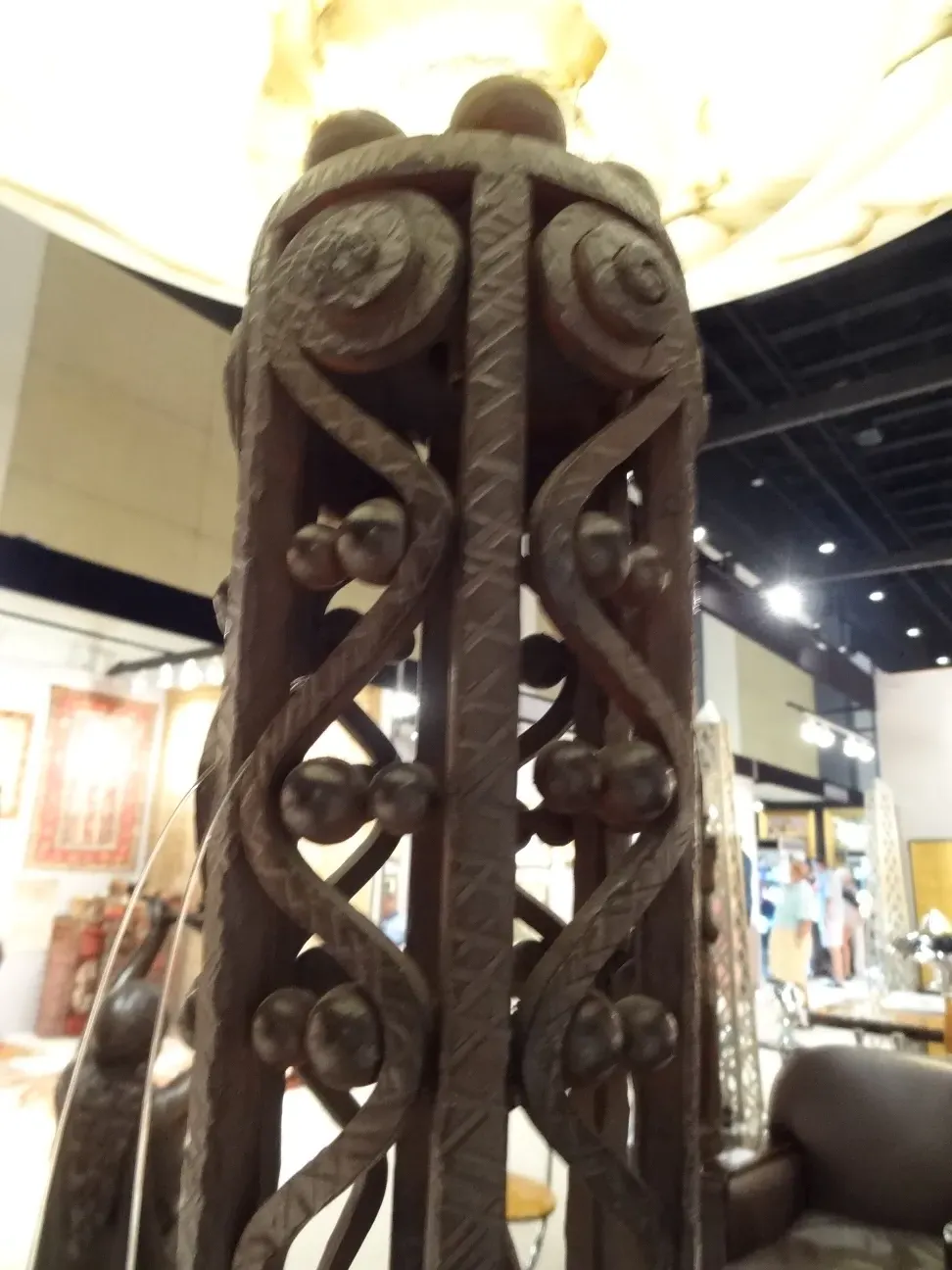 Duas lâmpadas de piso antigas com detalhes decorativos em um ambiente elegante