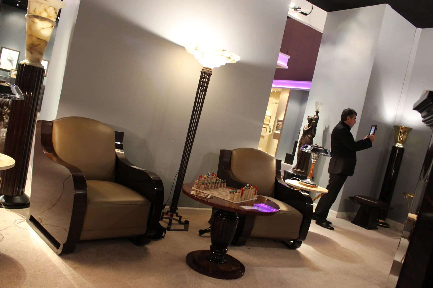 エレガントな家具に囲まれた2つの古いフロアランプ