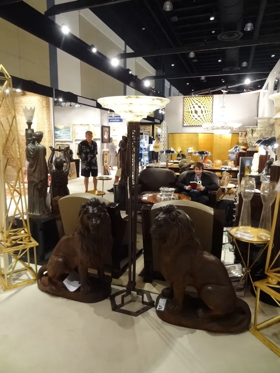 zwei antike Stehleuchten in einem eleganten Ambiente mit dekorativen Löwen