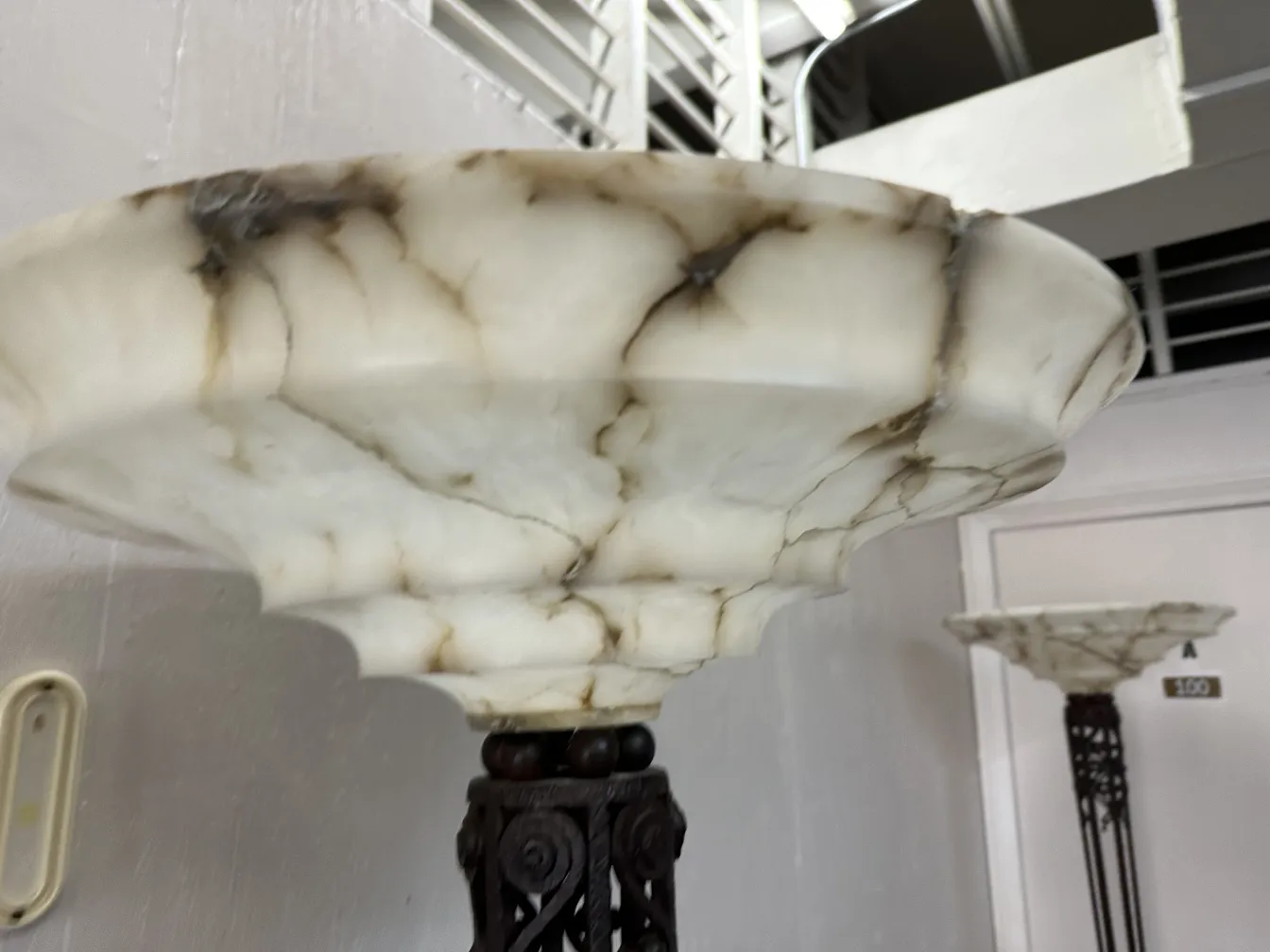 दो प्राचीन फ़्लोर लैंप, ख़ूबसूरत छाया के साथ