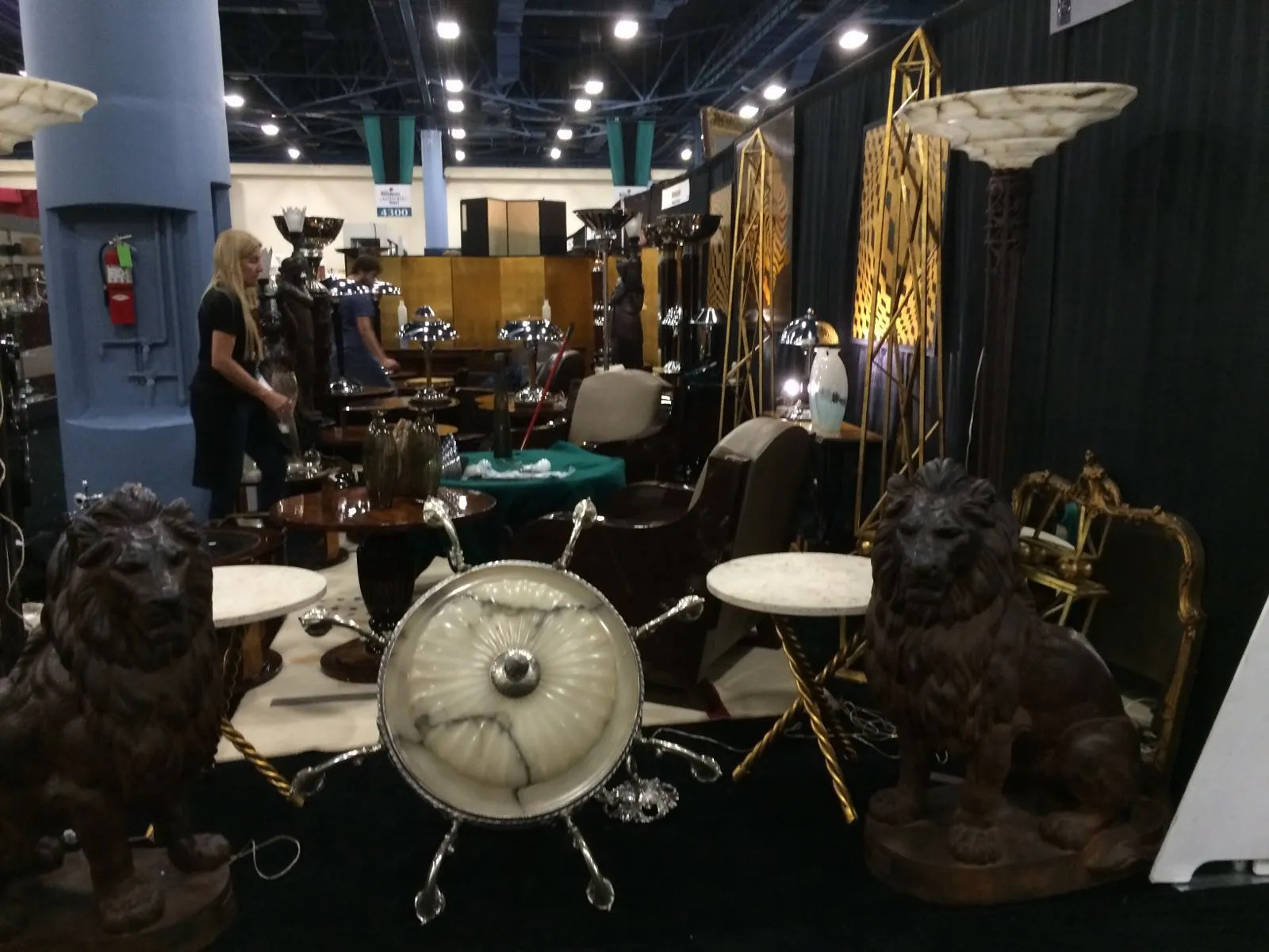 Deux lampadaires anciens avec des sculptures de lions à la base.