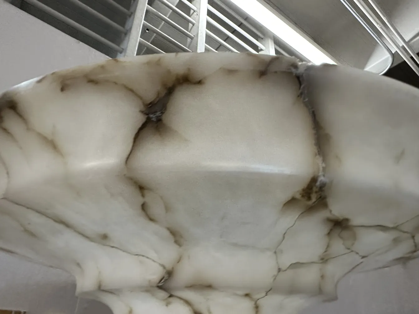 duas lampadas de piso antigas com detalhes claros