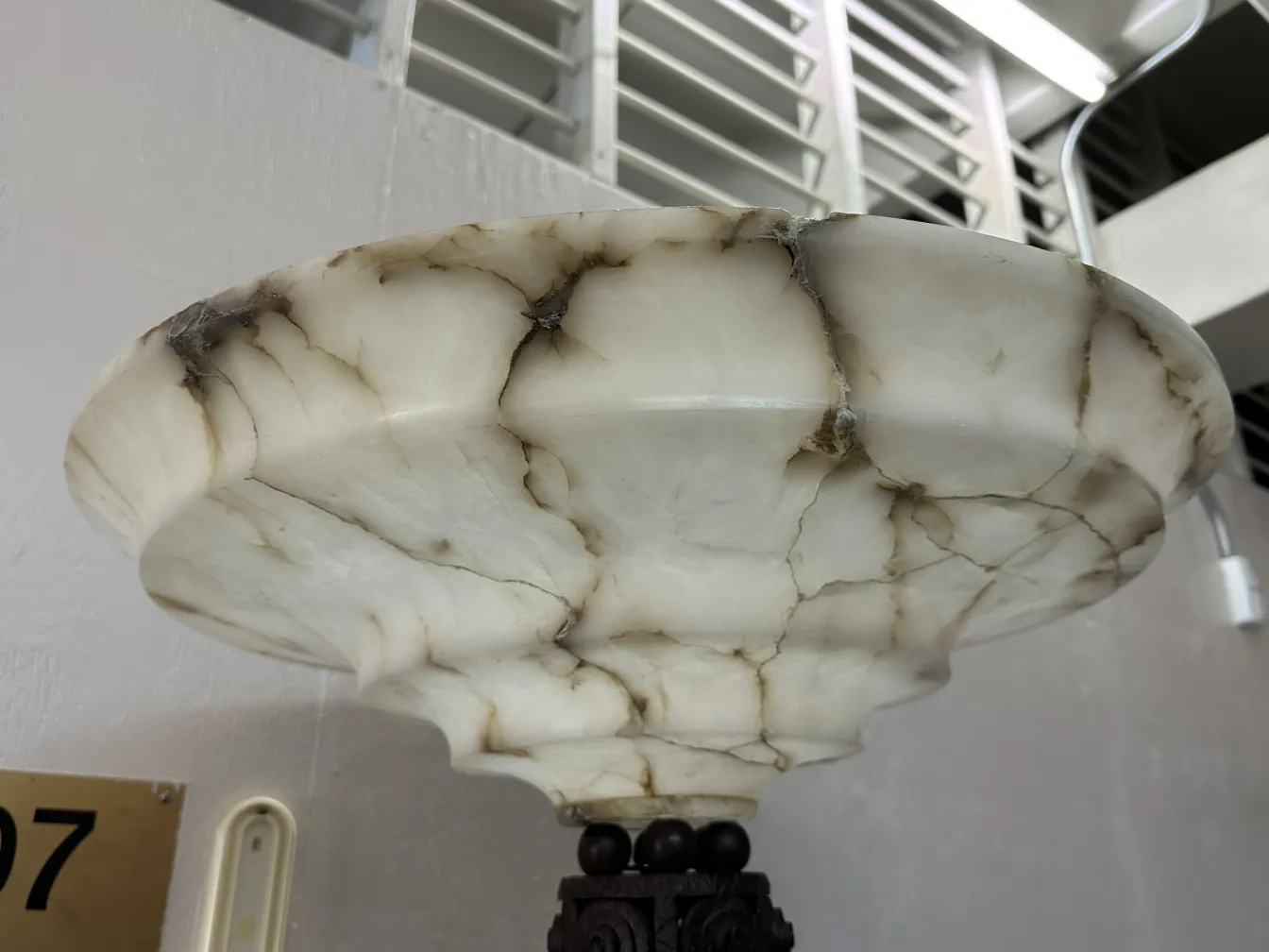 Vista de 2 lámparas de pie antiguas con detalles decorativos