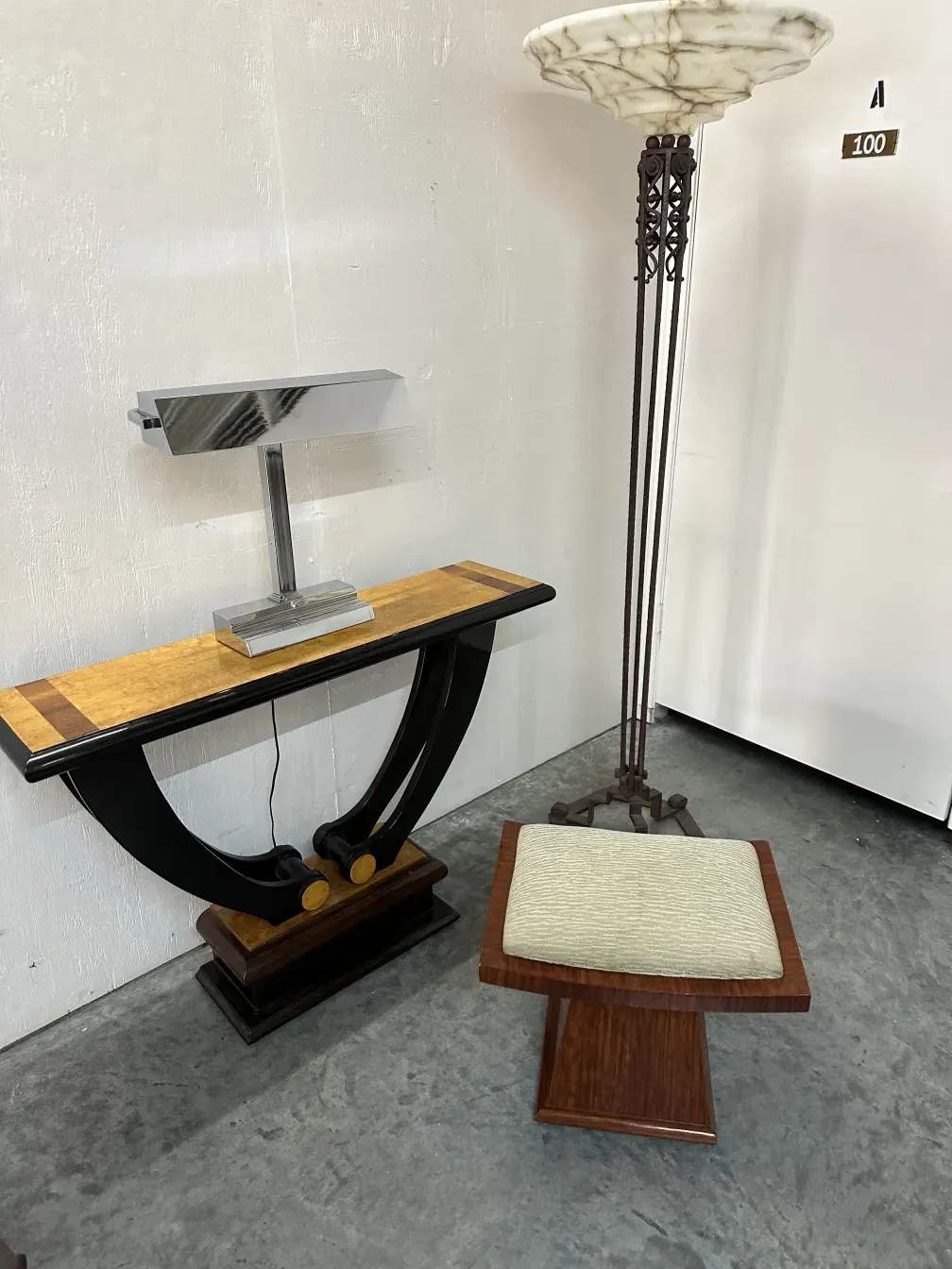 duas lampadas de piso antigas em um ambiente moderno