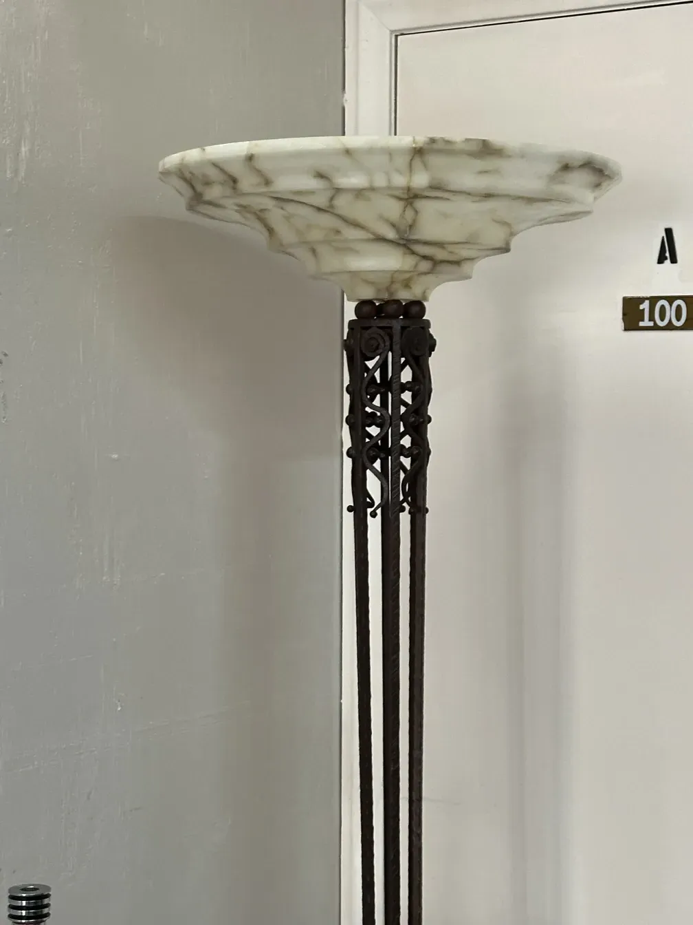 2 lampadaires anciens avec des détails décoratifs