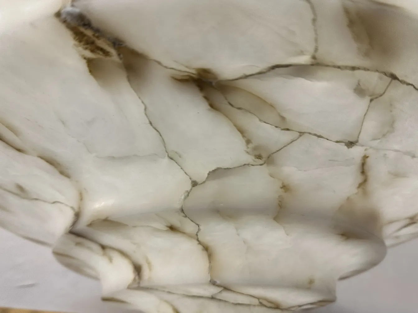 Lâmpada de piso antiga com detalhes sutis em contexto