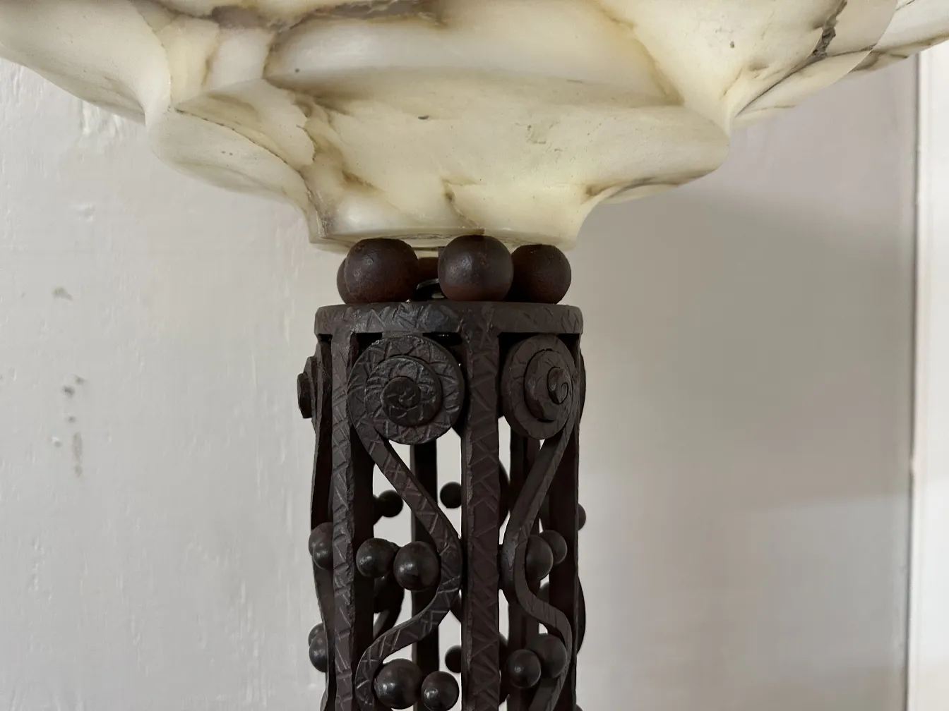 Lâmpadas de piso decorativas antigas com base elaborada