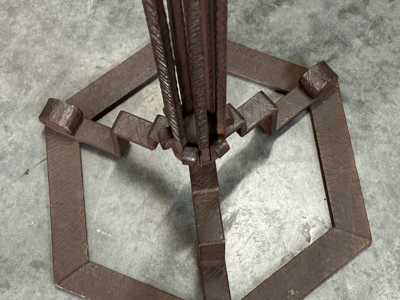 Deux lampadaires anciens avec design géométrique dans un cadre neutre.