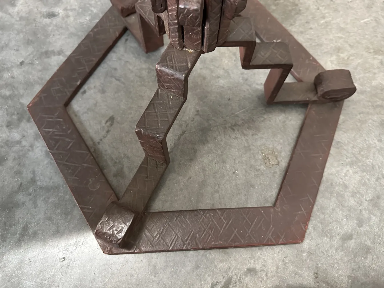 zwei antike Stehleuchten mit einzigartigem Design in neutralem Umfeld