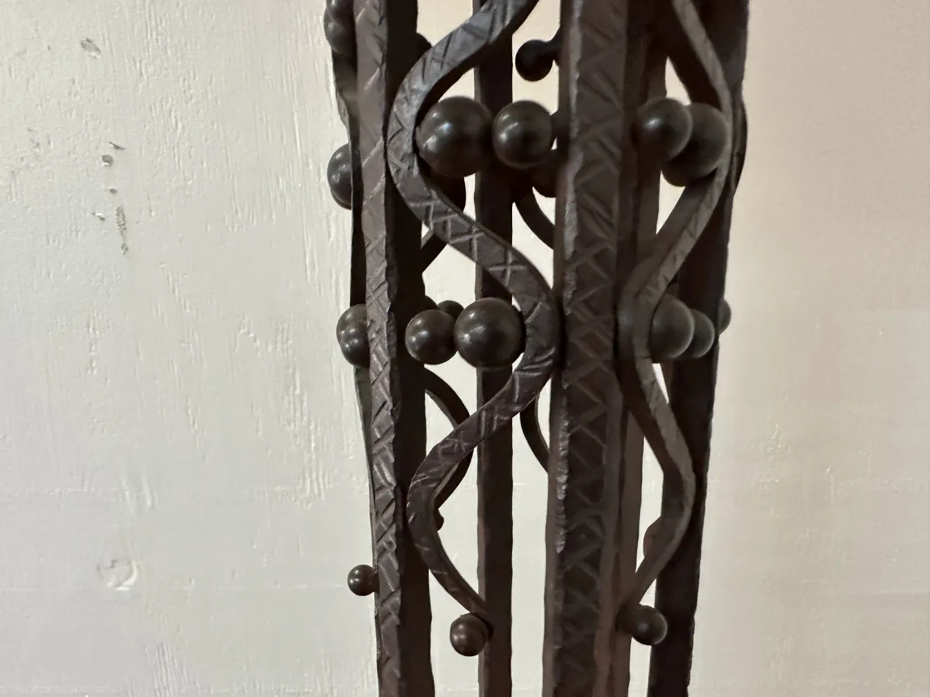 декоративные детали 2 античных торшеров в нейтральной обстановке