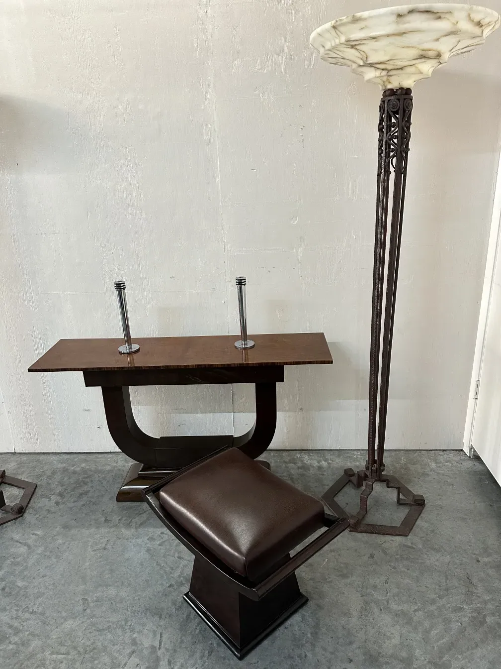 Ensemble de 2 lampadaires anciens dans une pièce moderne