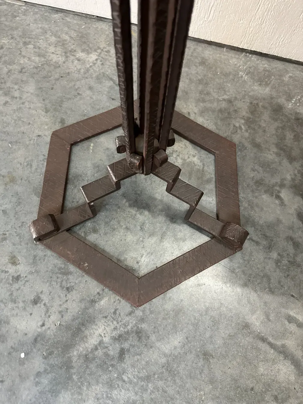 dos lámparas de pie antiguas, con diseño de soporte único en el ambiente