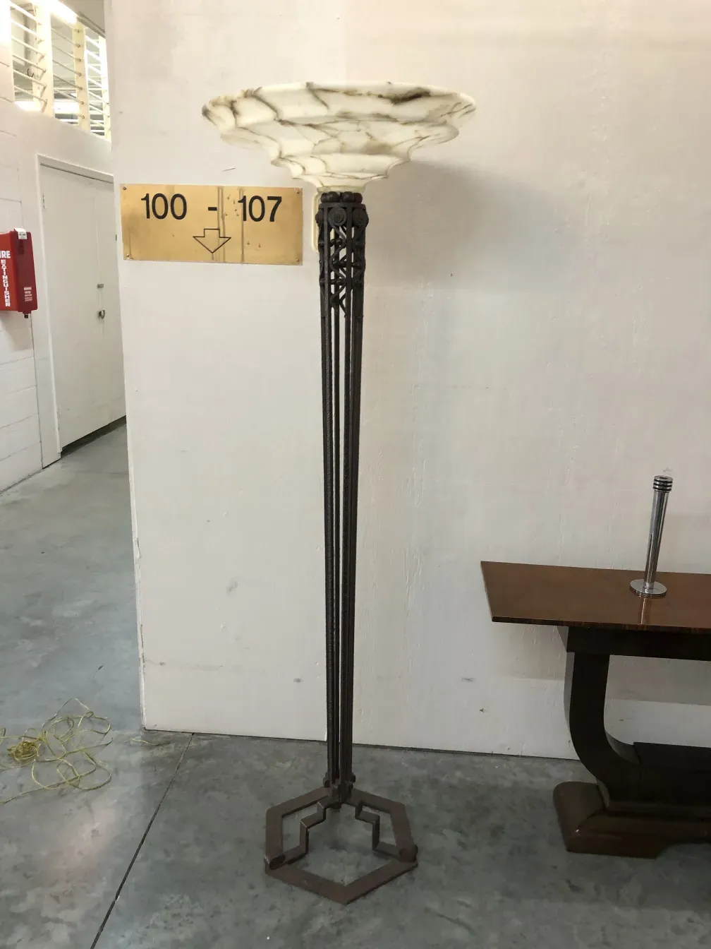 2 lâmpadas de piso antigas com design clássico em ambiente simples