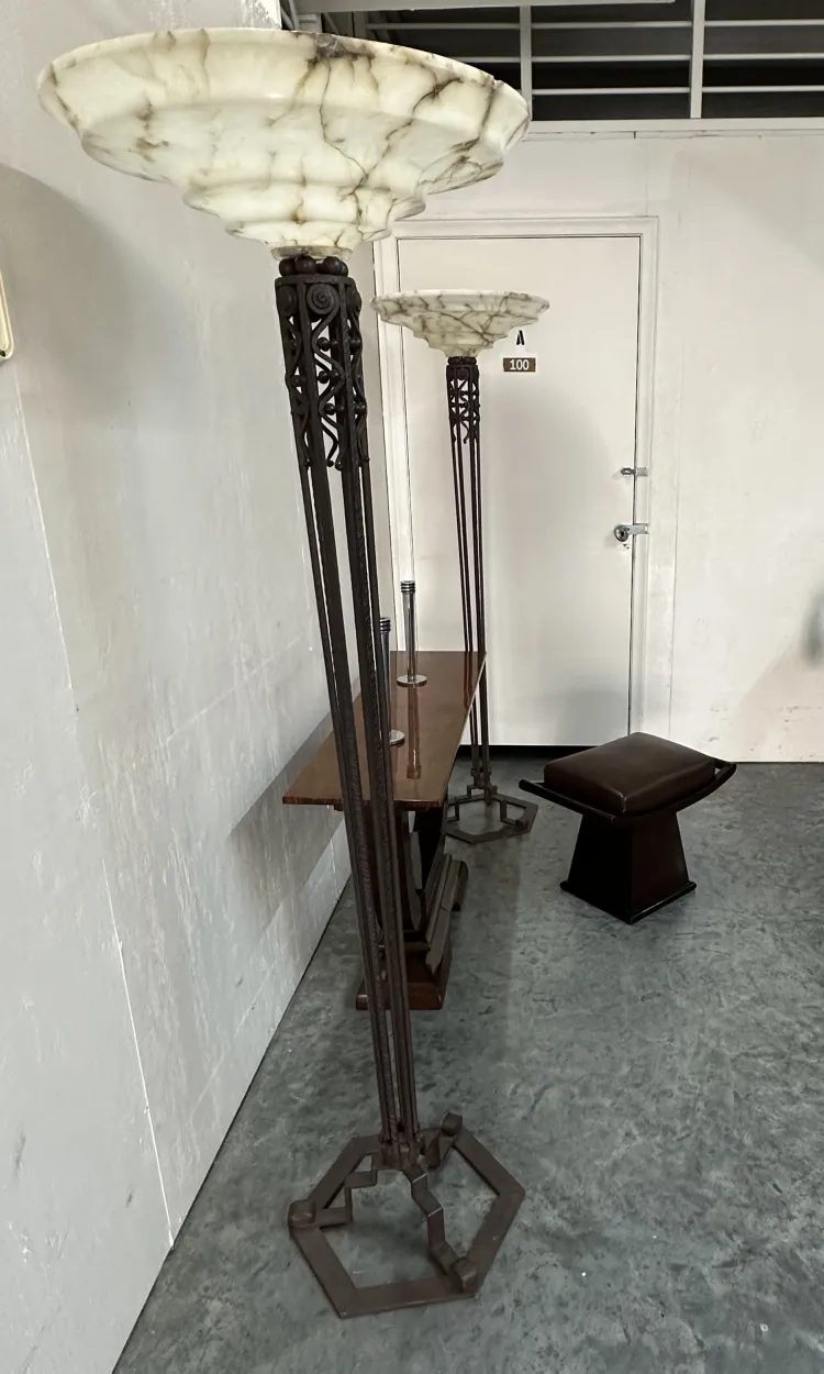 duas lâmpadas de piso antigas com bases decorativas