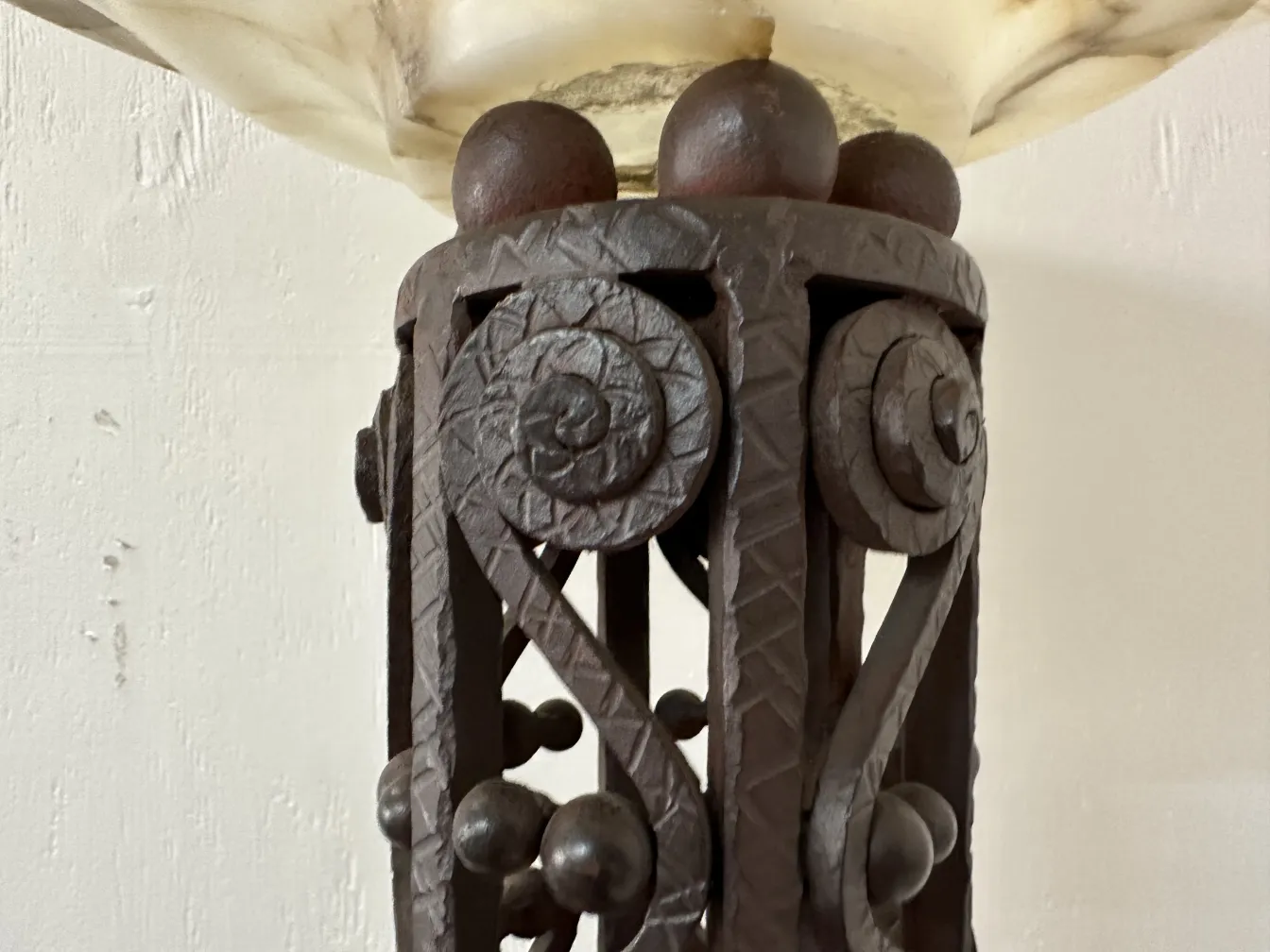 Duas lâmpadas de piso antigas em um ambiente decorativo