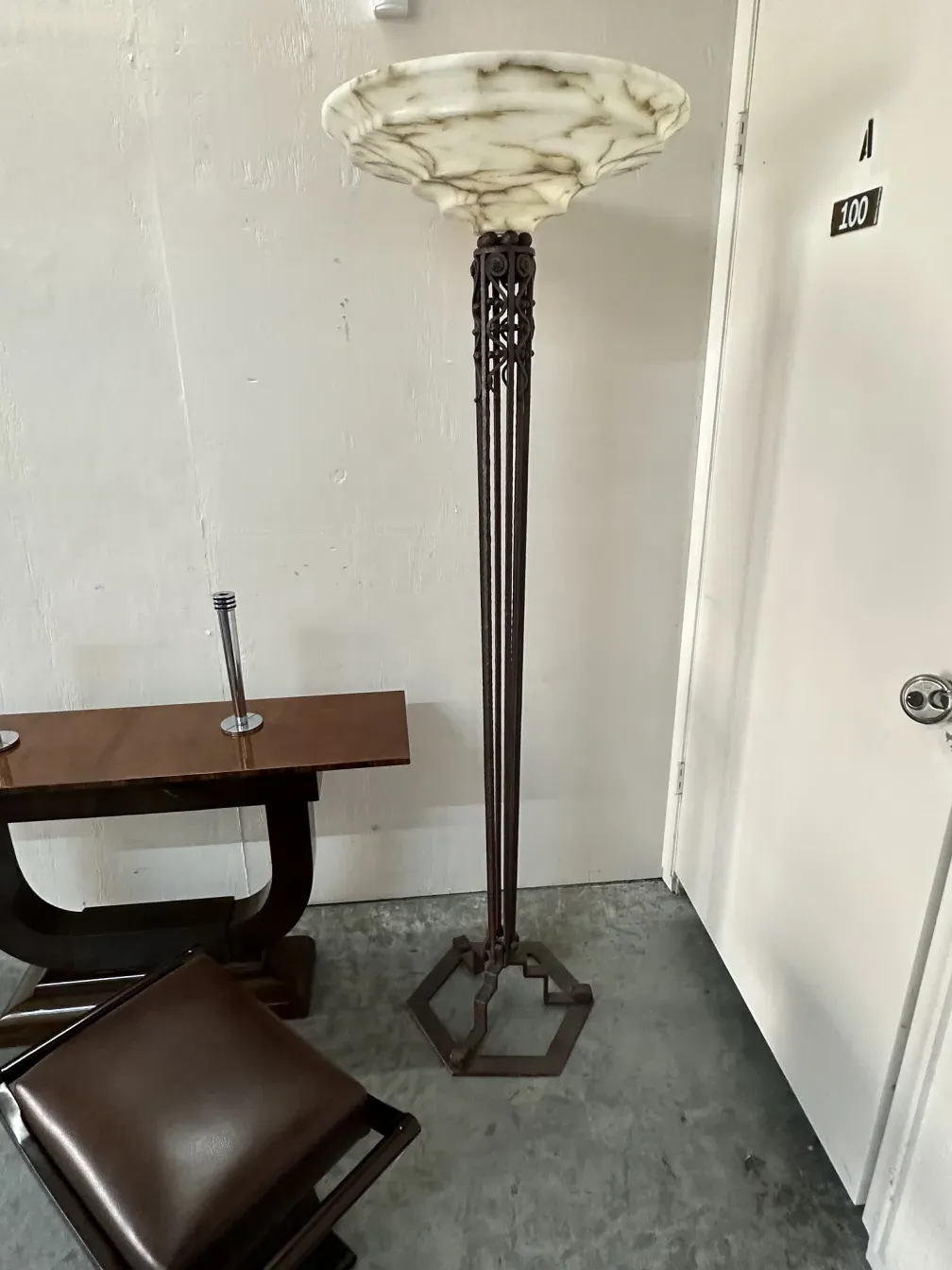 deux lampadaires anciens avec un design classique dans un cadre chaleureux