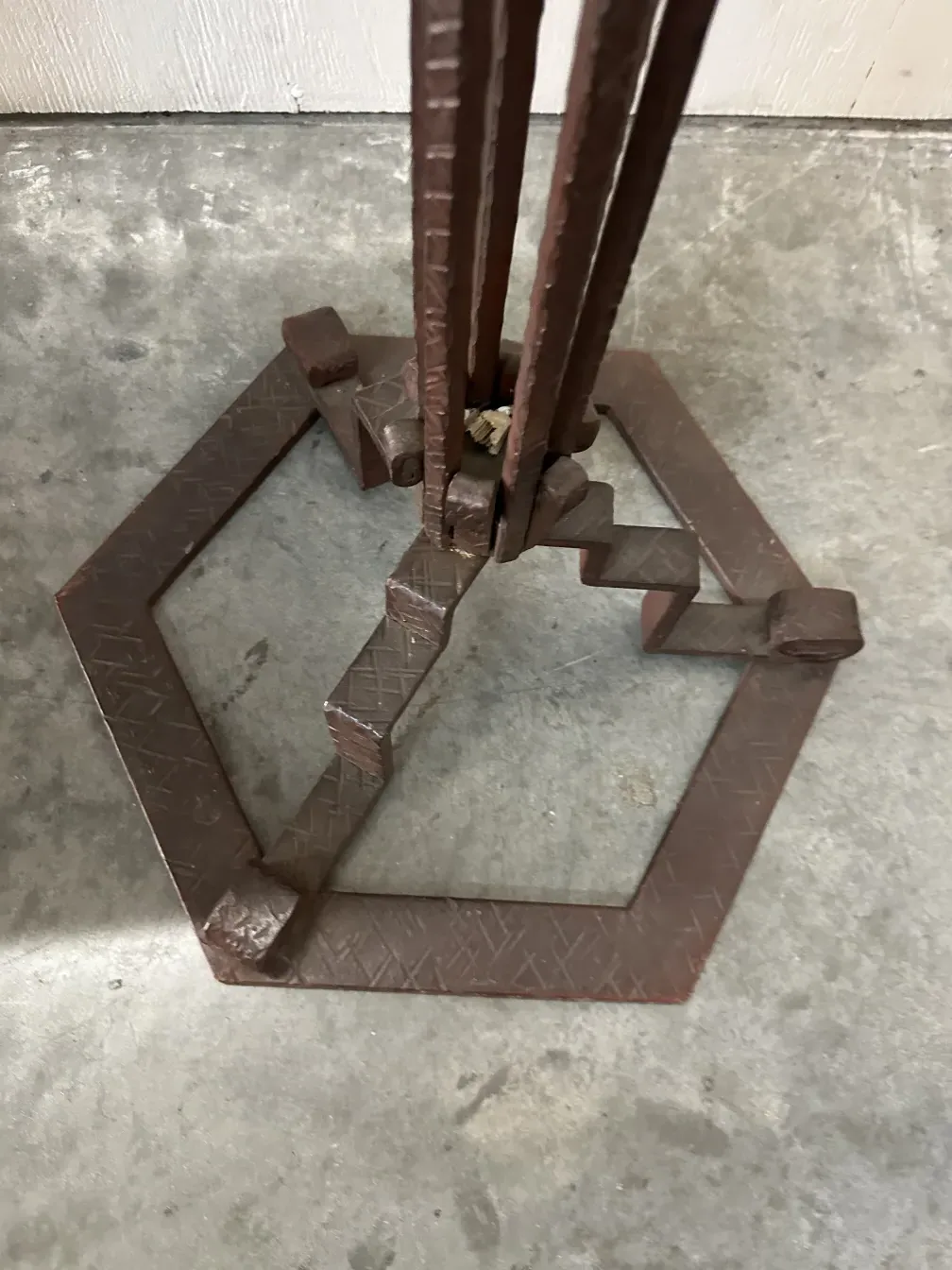 2 प्राचीन फ़्लोर लैंप एक सेटिंग में