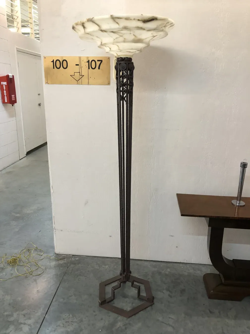 dos lámparas de pie antiquas con diseño decorativo y luz suave