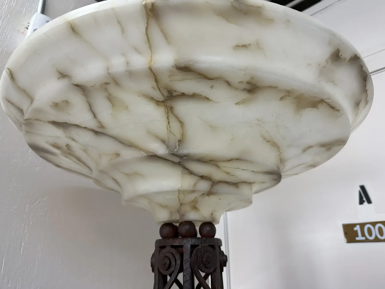 Detalles de 2 lamparas de pie antiguas en ambiente neutral