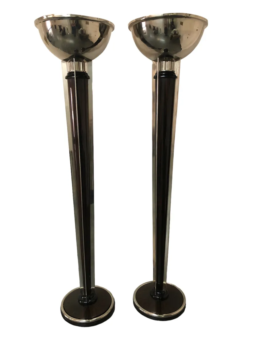 Set di 2 lampade da terra antiche con design elegante, perfette per illuminare case classiche.