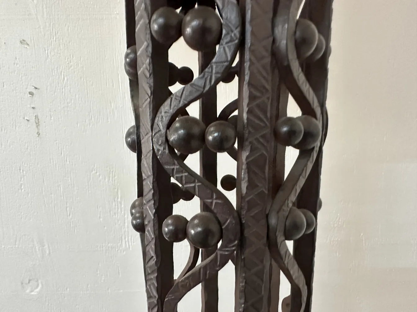 Seitenansicht von zwei antiken Stehleuchten mit aufwändiger Struktur und dekorativen Kugeln im Design.