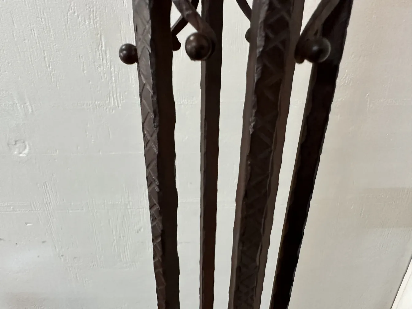 Lampadaires anciens avec un design élaboré, dans un cadre classique.