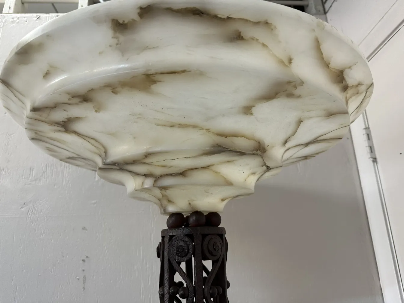 2 lâmpadas de piso antigas com bases elaboradas e abas decorativas, ambiente acolhedor