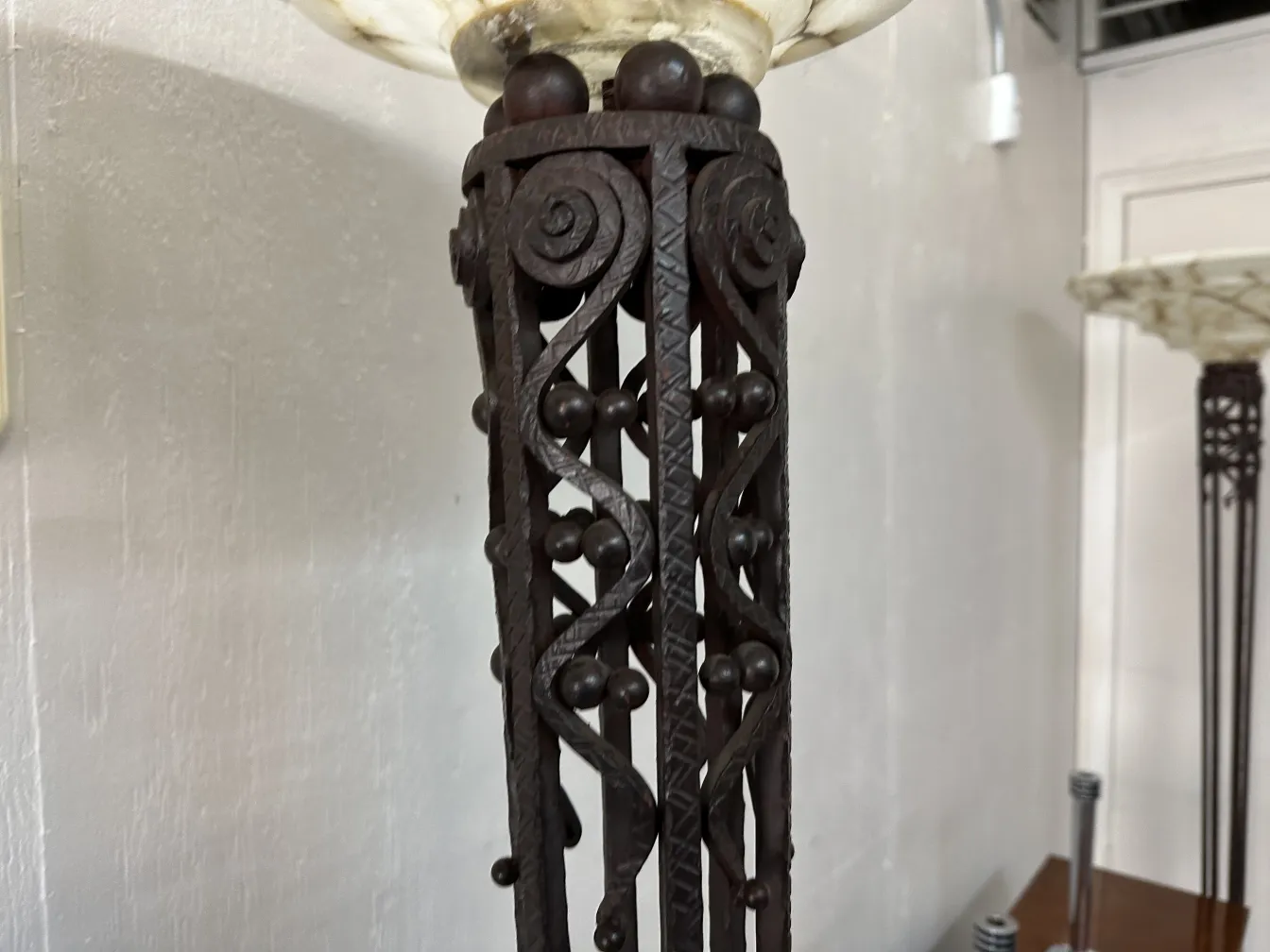 Lampade da terra antiche con design decorativo in un ambiente accogliente.