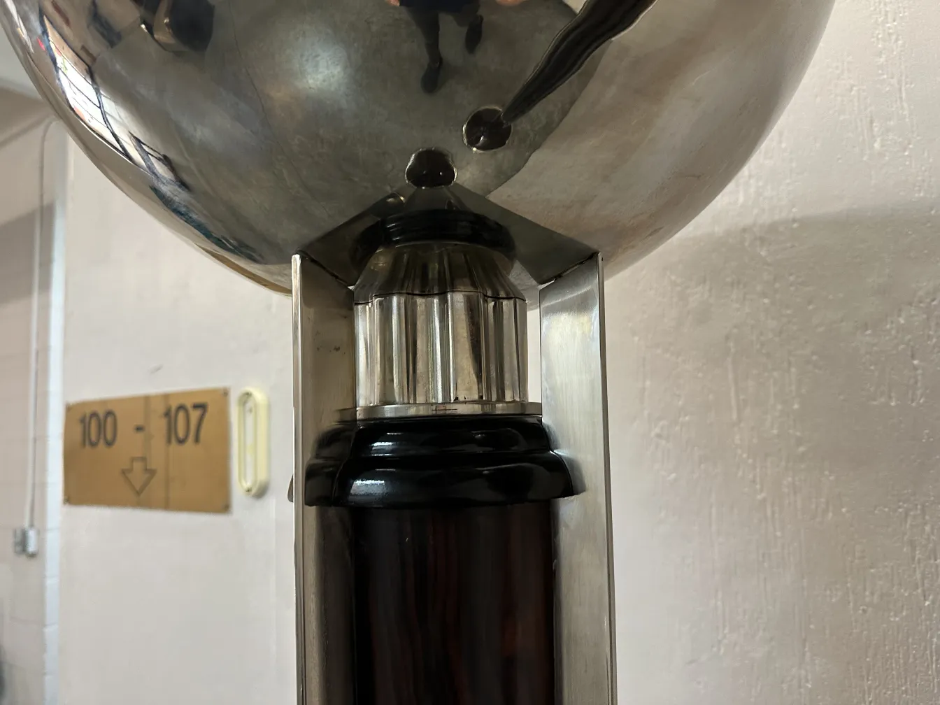 duas lâmpadas de piso antigas em um ambiente elegante