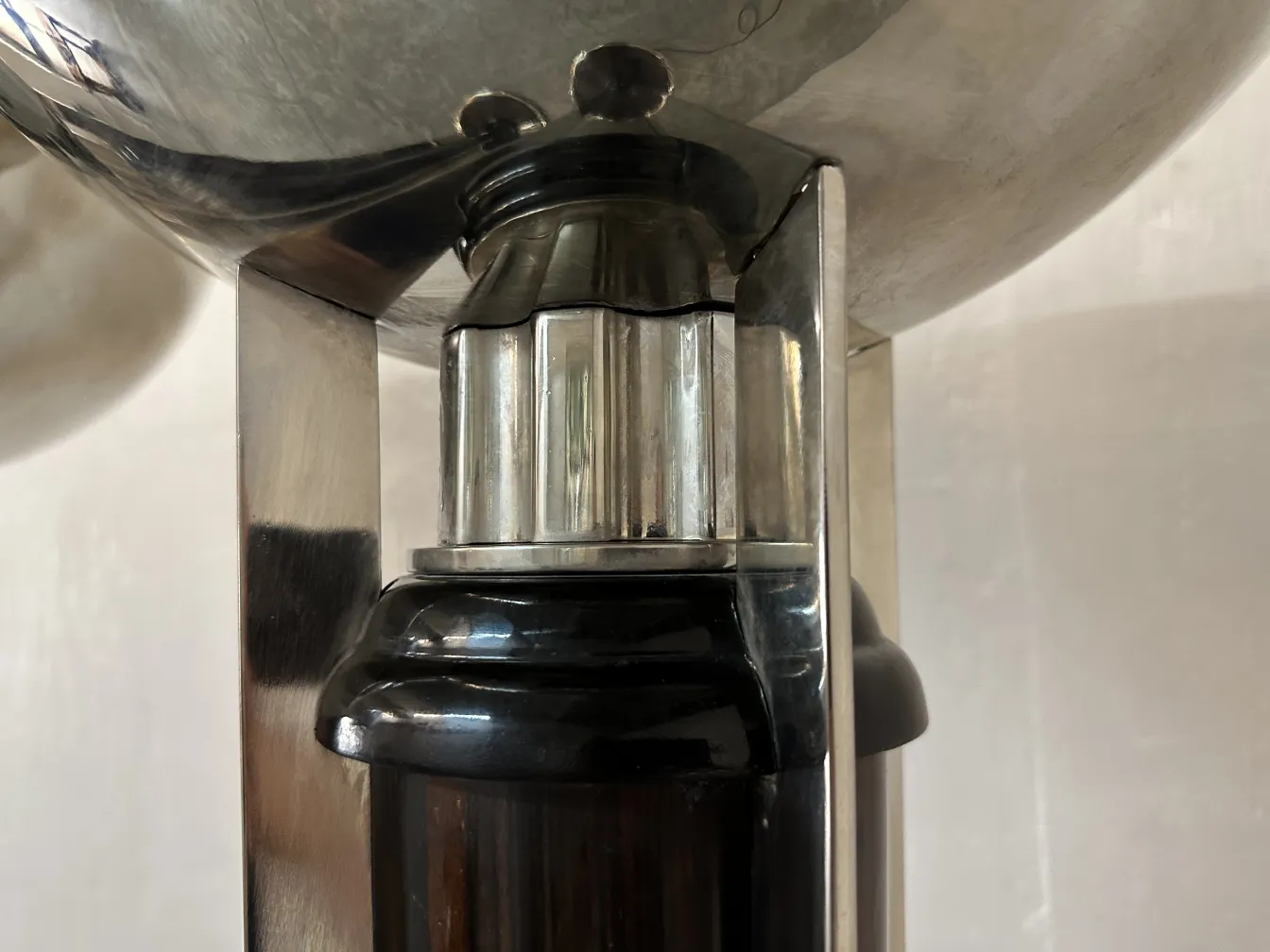 Detalhe de 2 lâmpadas de piso antigas em um ambiente aconchegante.