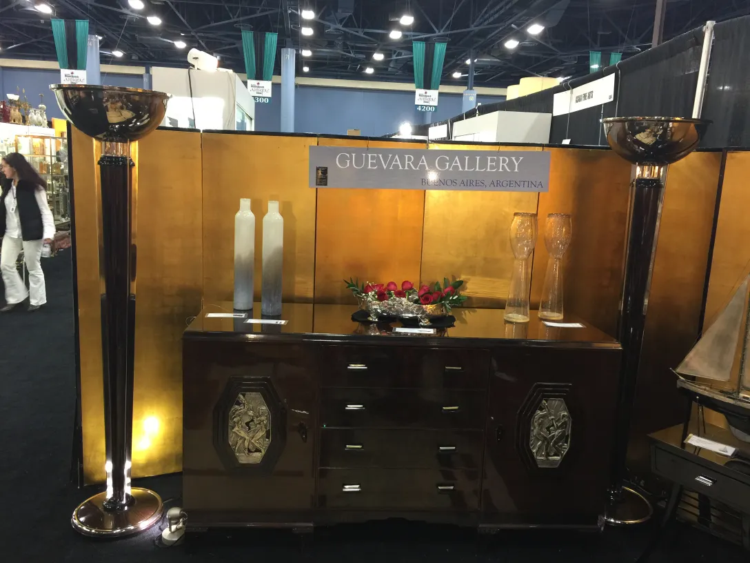 Due eleganti lampade da terra in un contesto antico.