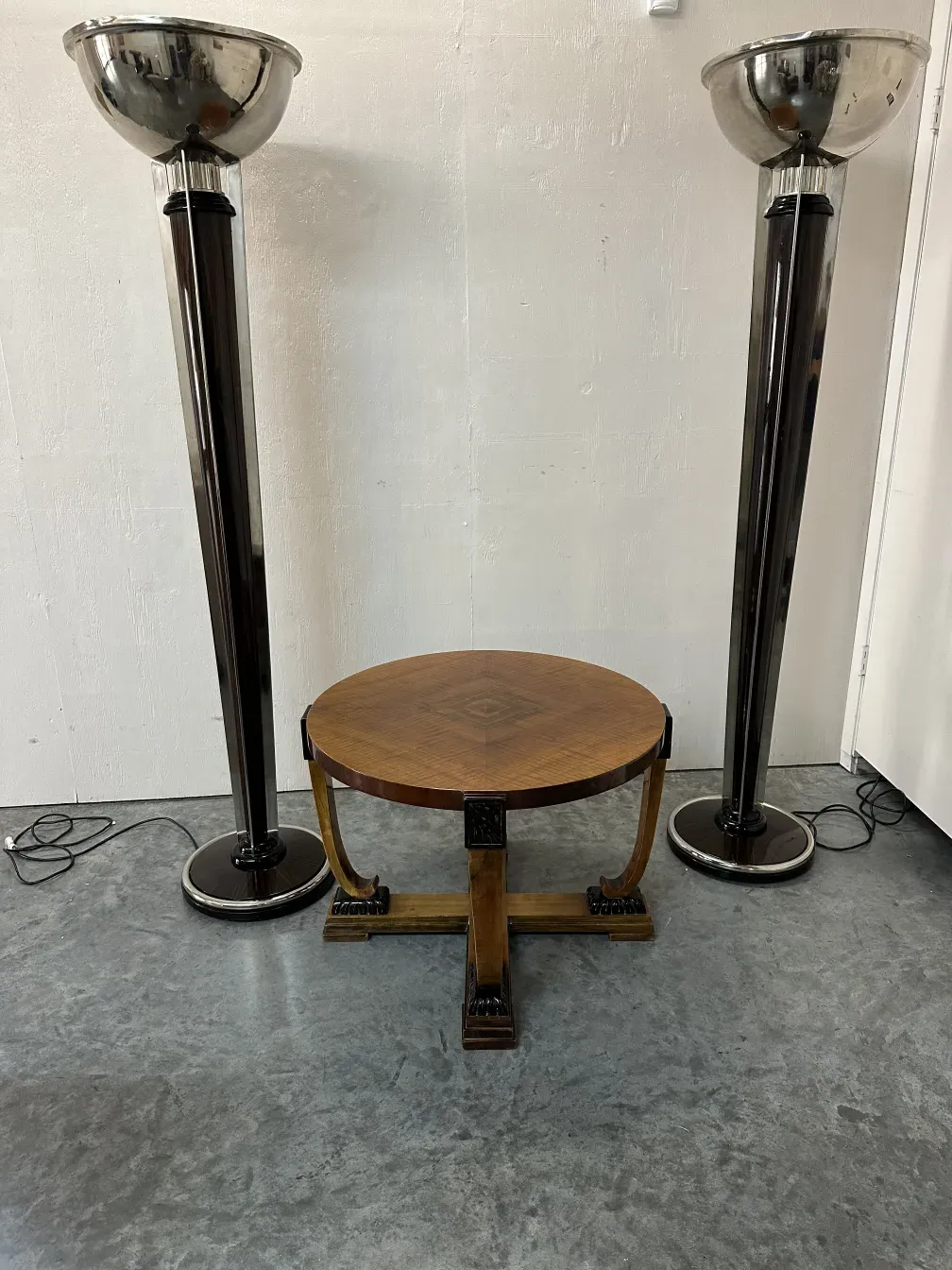 2古いフロアランプが明るい光の現代的な設定で