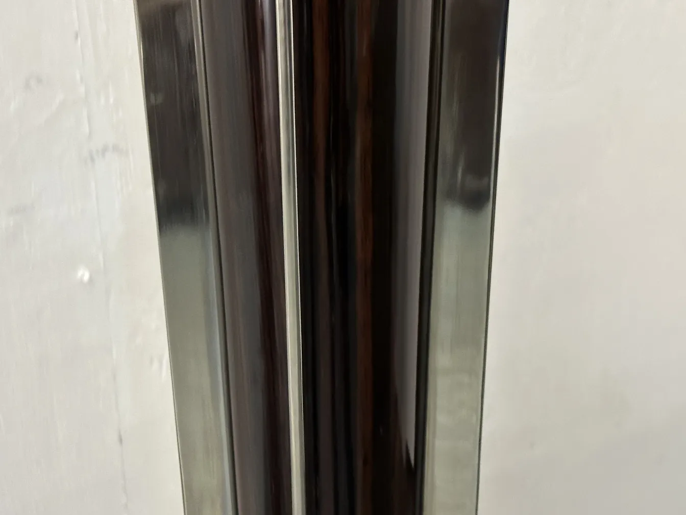 고전적인 디자인의 고전 바닥 조명 2개, 중립적인 설정에서