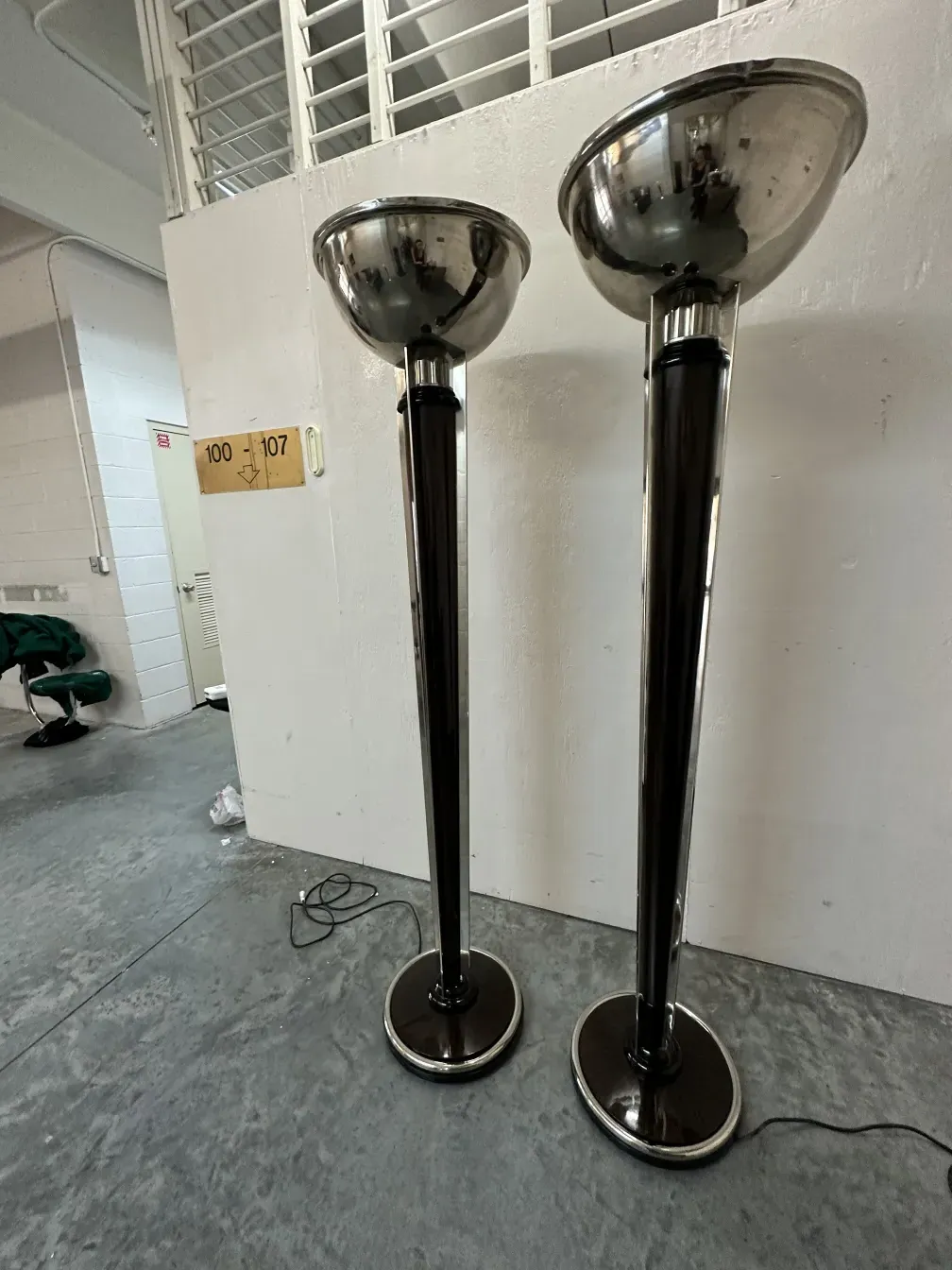 中立的な環境にある2つの古いフロアランプ