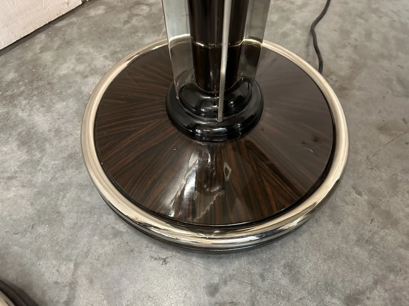 duas lâmpadas de piso antigas com base redonda e design elegante em um ambiente moderno.