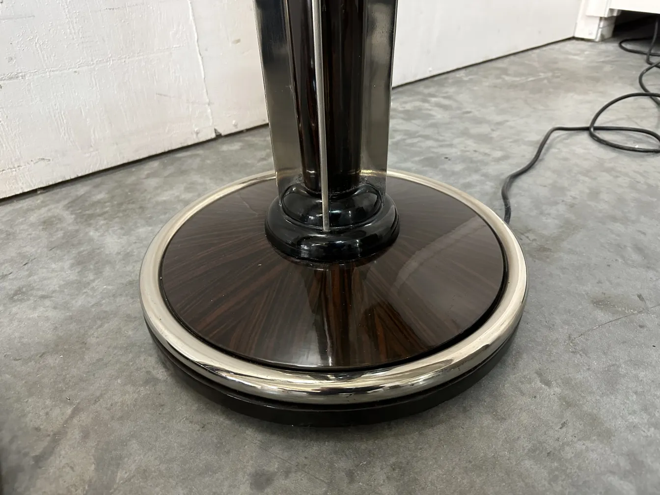 Base de lâmpada de piso antiga com design elegante em um ambiente moderno.