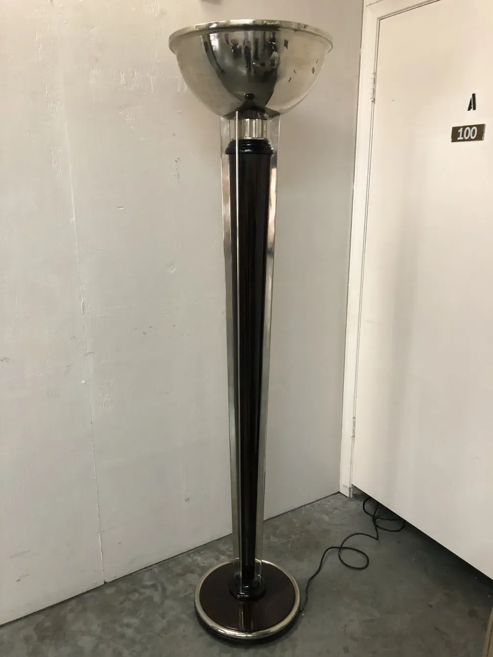 Conjunto de 2 lâmpadas de piso antigas em ambiente moderno.