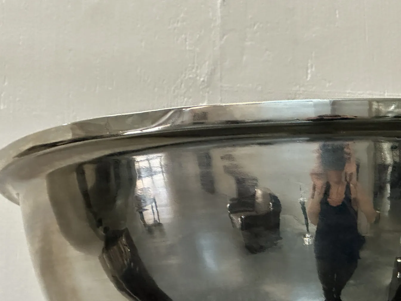 duas lampadas de piso antigas com toques decorativos