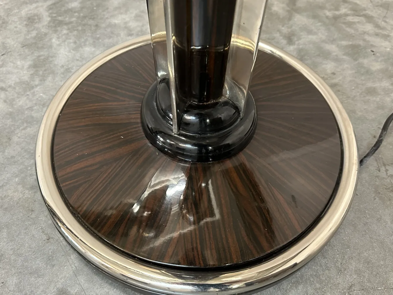 dos lámparas de pie antiguas con base decorativa