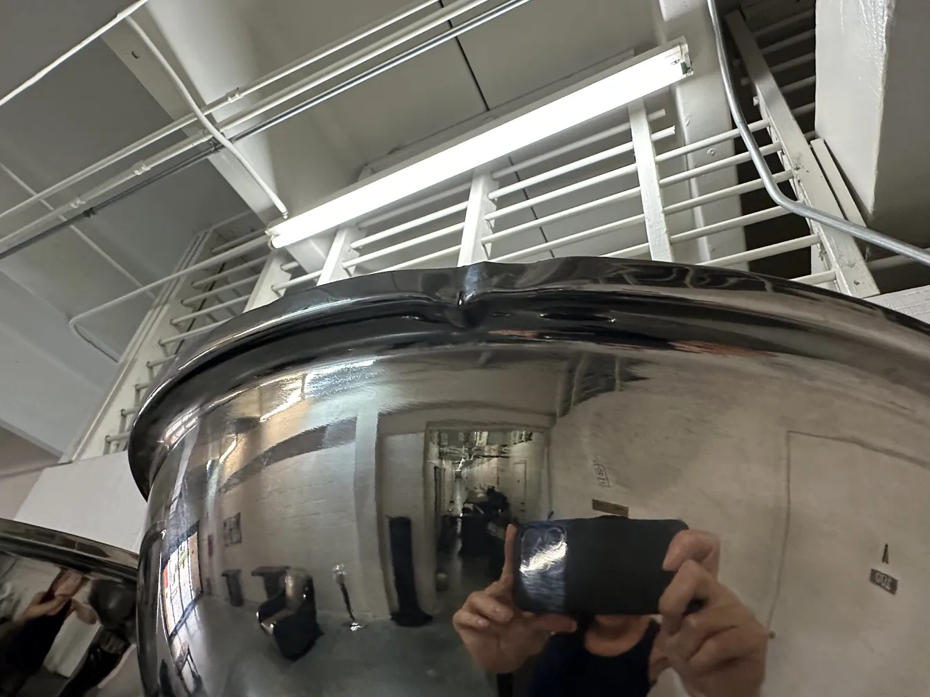 고전적인 환경에 있는 두 개의 빛나는 플로어 램프